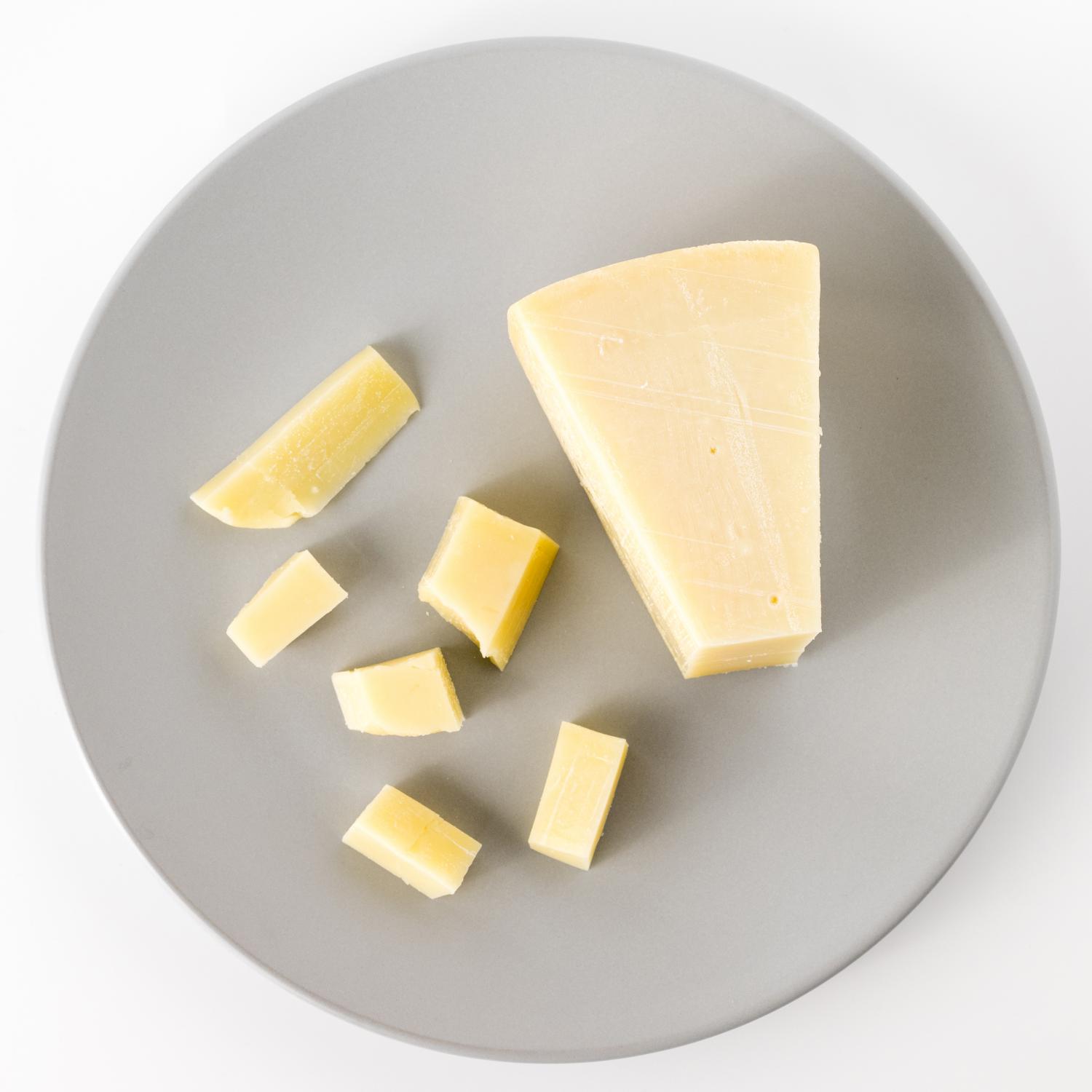 Branza tare djugas maturata 12 luni 